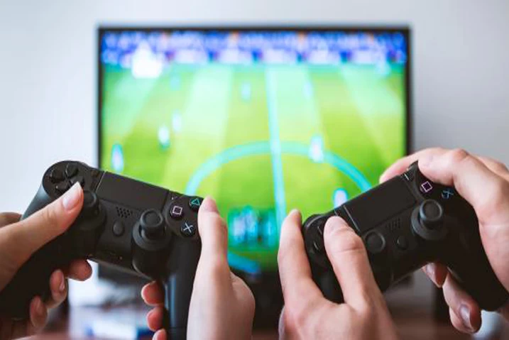 أضرار الإنترنت والألعاب الإلكترونية على الأطفال